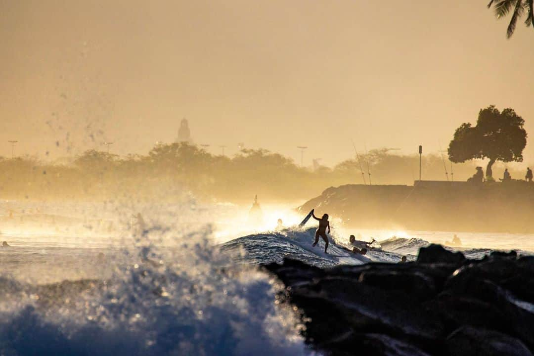 CANON USAさんのインスタグラム写真 - (CANON USAInstagram)「#BehindTheShot with #CanonExplorerOfLight @zaknoyle "Shooting with such a long lens I knew I had to view things differently, I needed to challenge myself to look at every day scenes and make them work. This is shot from Magic Island at Ala Moana Beach park, a location frequented by many. The shot you see here, is of a surf break many breaks down the way. Utilizing the long lens, I have the wall in the foreground with a wave breaking splashing up. Thanks to the amazing tracking focus on the new EOS R6, I was able to keep my subject in focus with everything happening in the foreground and background. This is while hand holding the 800mm lens and 2x extender and shooting over half a mile away of high action into the glaring sunlight."  Camera: #Canon EOS R6 Lens: RF 800mm F11 IS STM + Extender RF2x Aperture: f/22 ISO: 1600 Shutter Speed: 1/1600 sec Focal Length: 1600mm」8月31日 21時54分 - canonusa