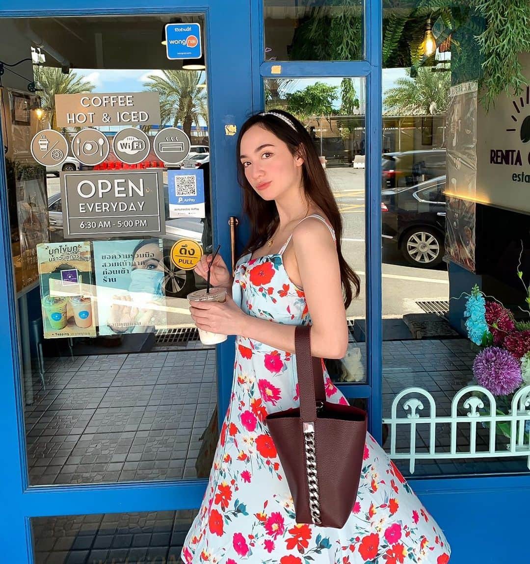 インヤのインスタグラム：「👜 from : @thebasic.bangkok 💙🥰」