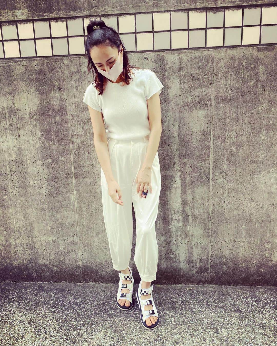 佐田真由美さんのインスタグラム写真 - (佐田真由美Instagram)「真っ白な気持ちで 今日は過ごした 全ては空っぽ ニュートラル 全身 @the_newhouse  靴 @vibram」8月31日 21時47分 - sadamayumi