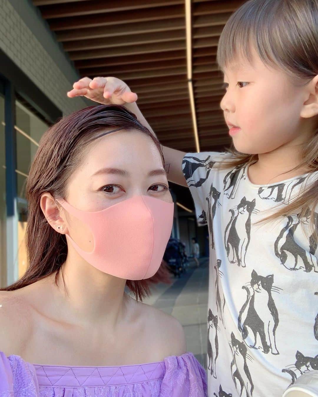 のインスタグラム：「舞台『星の王子様』のポスター撮影があった日。ウィッグを付けたので、地毛がオールバックに。カッチカチに固まってるのが楽しかったらしく、なまことちびっこたちに触られまくりました。 . ある日の #今日のなまこちゃん」
