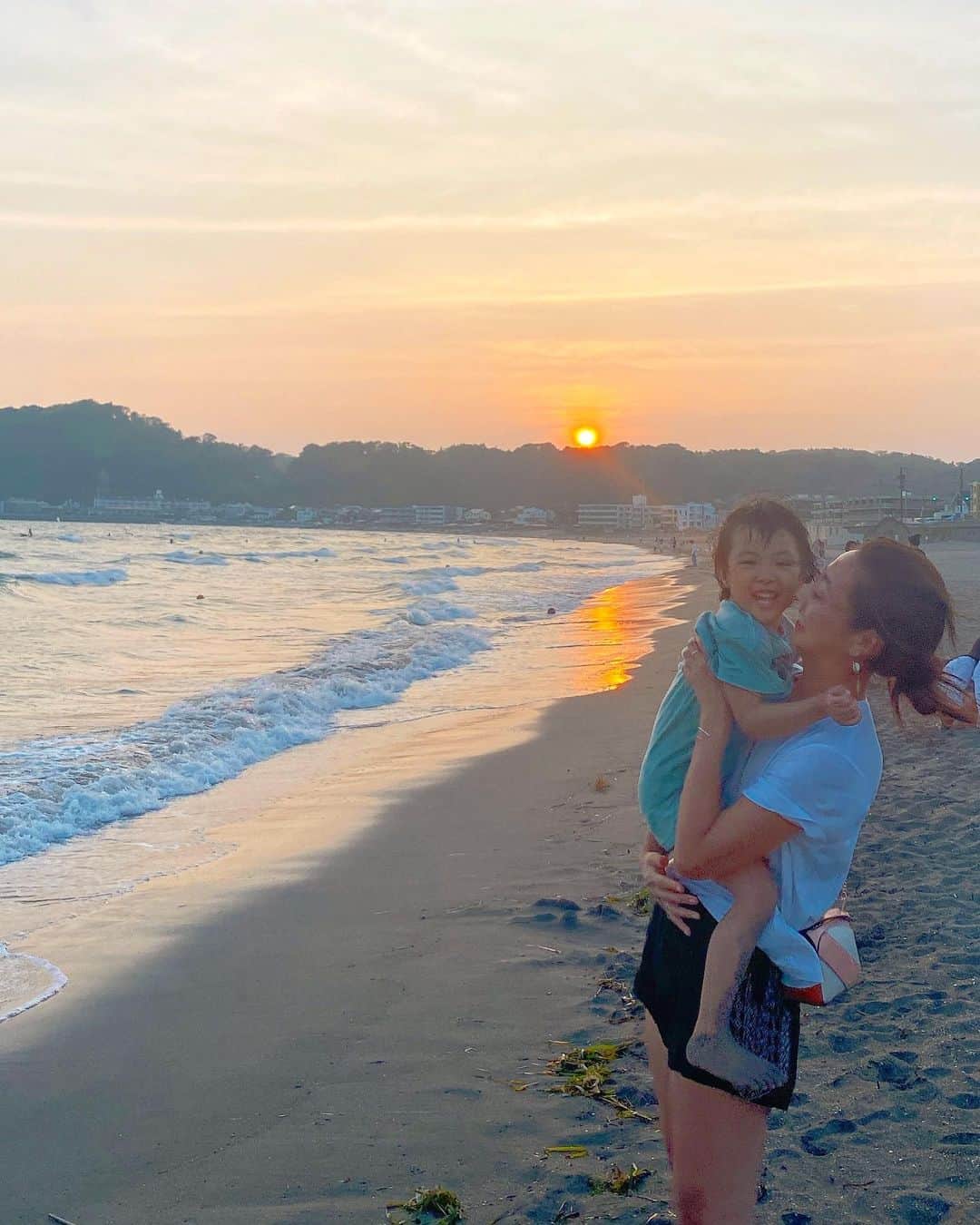 のインスタグラム：「* 大好きな8月も一瞬で終わり。。  遅ればせながら沢山のお誕生日お祝いメッセージを ありがとうございました🥰🎉💜 * “太陽と海といえばゆっこ”というメッセージが多くて にやにやが止まりませんでした🌞🌴 * * どんどんマイペースになっていくし、 外見も中身もナチュラルになってきて、 シンプルに生きることが幸せと感じるようになってきた🌿 * * 31歳は有言実行の一年だったので、 32歳は自己実現の一年に。  コロナで思うように動けないことも沢山あるけど、 限られた時間を無駄にしないためにも 心が満たされるモノを自分でつくっていくぞ🙌🏾🌈 * #goodbyeaugust」