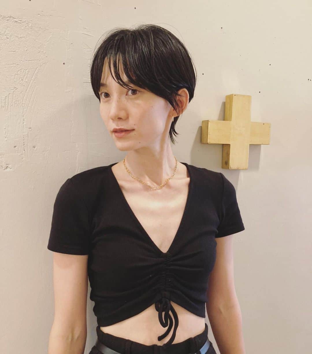 平山奈美のインスタグラム：「頑張ってウルフまで伸ばすぞ✌︎ またすぐいくね。@yuki_ii_  いつもありがとう✂︎  #ショートヘア #ショートウルフ #スタイリング #ヘアスタイル #カット #黒髪ショート#美容室 #ママ #男の子ママ」