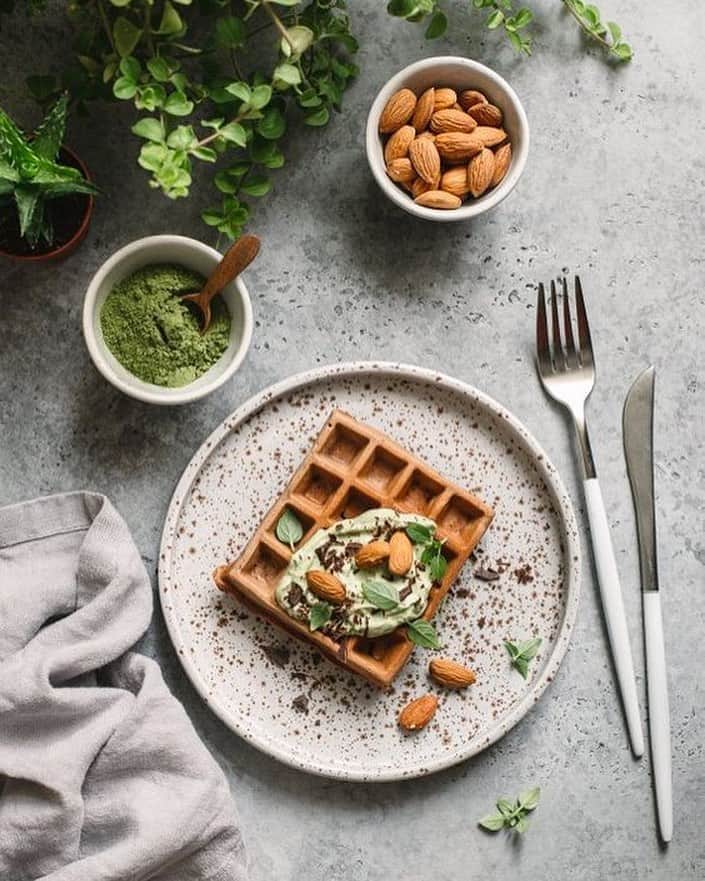 のインスタグラム：「Start your week off right with this beauty of a breakfast.   #jporganic #organicbyjohnpatrick #waffles #matchawaffles #prettymeals #beautifultable #breakfast」