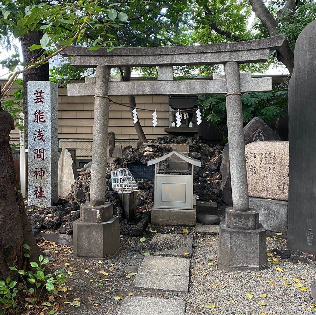 のインスタグラム：「. パワースポット巡り⛩✨ . 沢山パワーをもらって 下半期も気合入れて頑張るでぇ💪 . . #japan #torii #shrine #santuario #calorinfernal #神社 #神社巡り #パワースポット #芸能神社 #芸能浅間神社 #穴八幡宮 #明治神宮 #代々木八幡宮 #花園神社」
