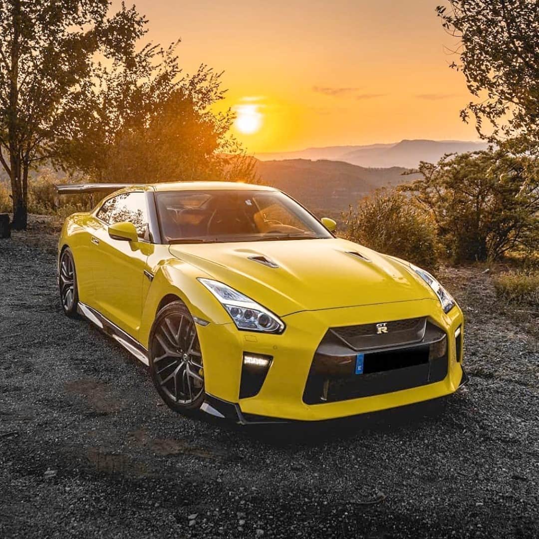 のインスタグラム：「This view or this car? What would you choose? Comment below! #NissanGTR #GTR #Godzilla 📷 @angelaltes 🚗 @dni」