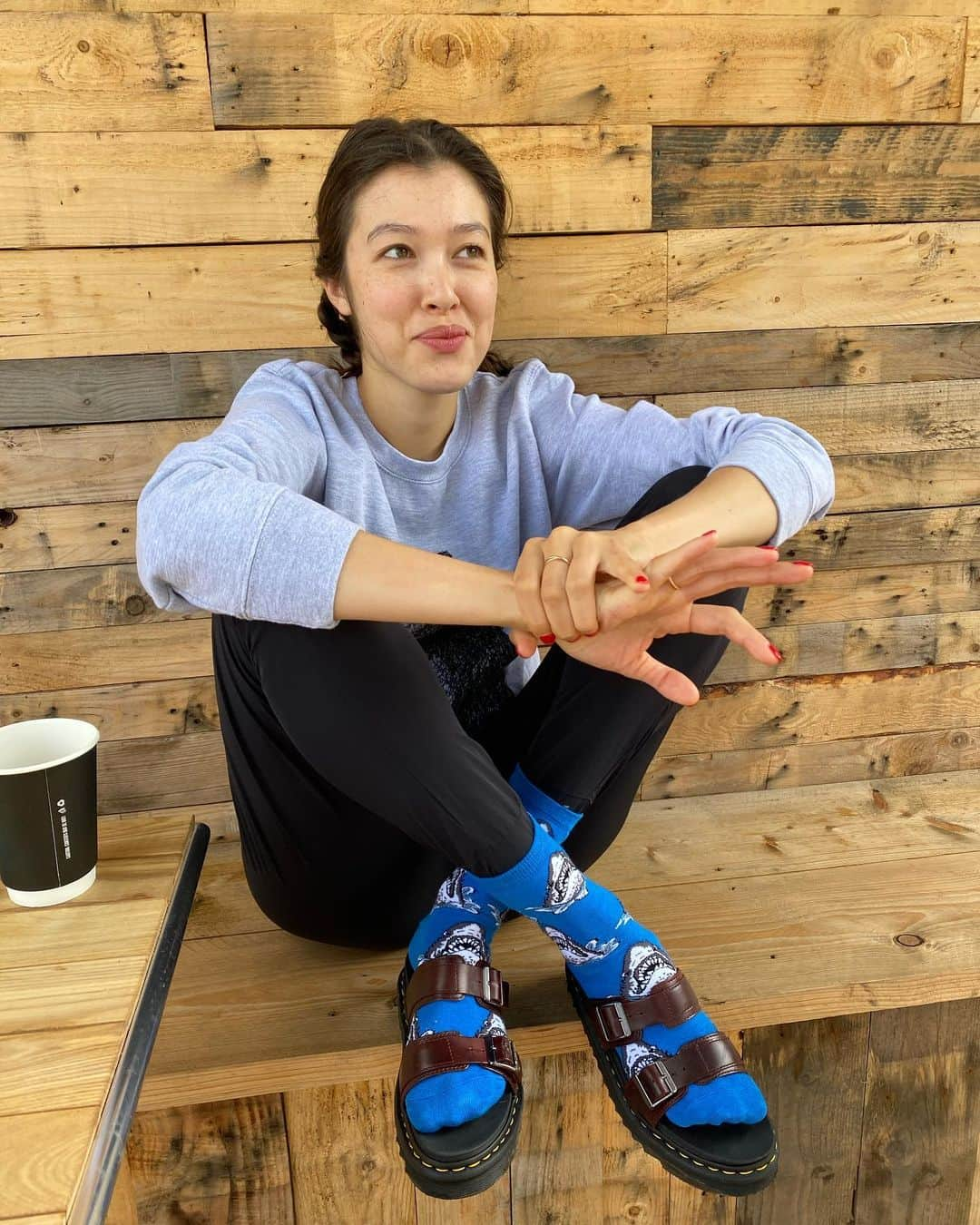 香華（KOuKA）のインスタグラム：「Due to the US travel ban, I have been living in the UK for the past 5 months. I’ve seen 2 season changes and somehow managed with 1 suitcase of clothes. Been breaking some cardinal fashion rules along the way! #sockswithsandals #lessismore」