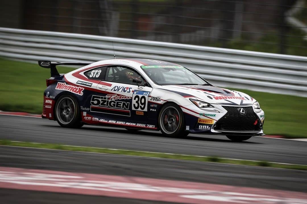 のインスタグラム：「【RC350にもMotul】 . レーシングカーからストリートカーのチューニングまで様々な車両を手掛ける大阪のトレーシースポーツ。 昔からレーシングカーやチューニングカーの製作をしており、ノウハウも豊富です。 レース参戦歴も豊富でスーパー耐久でもお馴染みですね。 . 今週末に富士スピードウェイで開催されるSUPER TEC 24時間レースにはLEXUSのマシン2台体制でST-1クラスとST-3クラスに参戦!! . 写真はTRACY SPORTS @tracysports_inc の5ZIGEN WINMAX RC350 TWS!!! . 使っているオイルはもちろんMotul! . #motul #motuljapan #tracysports #lexus #lexusrc #lexusrc350 #lexusrc350fsport  #スーパー耐久 #super耐久 #supertaikyu #5zigenwinmaxrc350tws #トレーシースポーツ #モチュール #300V #motul300v #GSC10 #2GRFSE #モータースポーツ好きな人と繋がりたい #レース好きな人と繋がりたい #lexus好きな人と繋がりたい #車好きな人と繋がりたい #クルマ好きな人と繋がりたい #レーシングカー #チューニングカー #powerdbymotul」