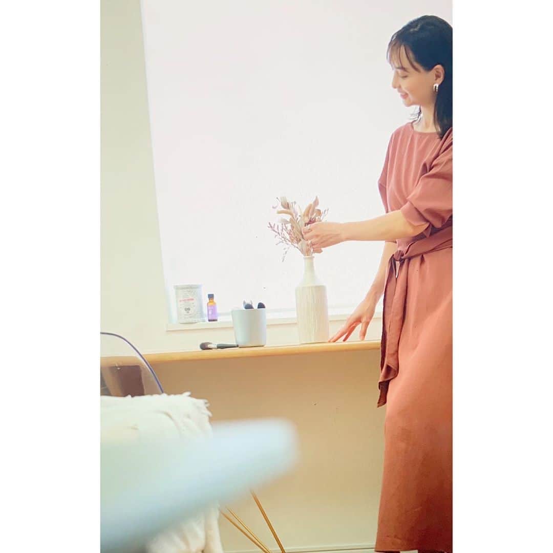 乙黒えりのインスタグラム：「無印のアルミ鉢 . @mart.magazine で収納の特集掲載中です。 アルミ鉢 メイクブラシ立てにちょうどいいのよぉ👍 . . #簡単収納#おしゃれ収納#無印良品」