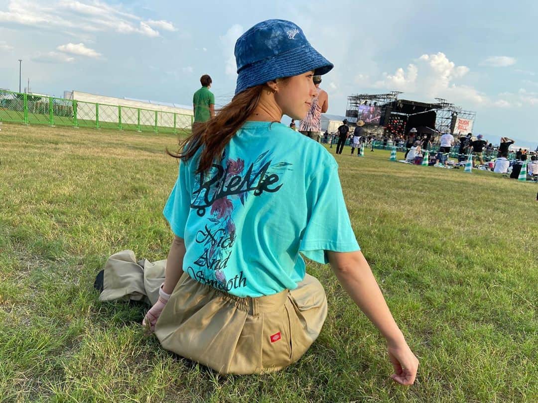 のインスタグラム：「#RUSHBALL2020 #2日目 フェス飯もしっかり堪能🍚 2日とも夕陽に見惚れてた。 みんなの願いが届いたのか夜の雨も持ち堪えてくれた。 今年、最初で最後の夏フェス。 汗も日焼けも、疲労感も全てが良い思い出になるこの空間を作ってくれてありがとう。」
