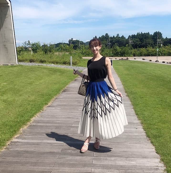 近藤夏奈のインスタグラム：「﻿ ﻿ お気に入りのスカート💙🤍﻿ 姉からの誕生日プレゼントです🥺🎁﻿ .﻿ .﻿ ﻿ ﻿ ﻿ ﻿ ﻿ ﻿ ﻿ ﻿  ﻿ ﻿ ﻿ ﻿」