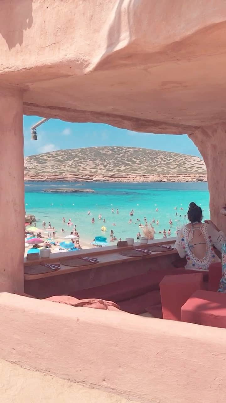 bestvacationsのインスタグラム：「Video by @melissa 🌊 Tag who you’d eat with in this Ibiza cave!  #spain #ibiza #españa #summer #reels」