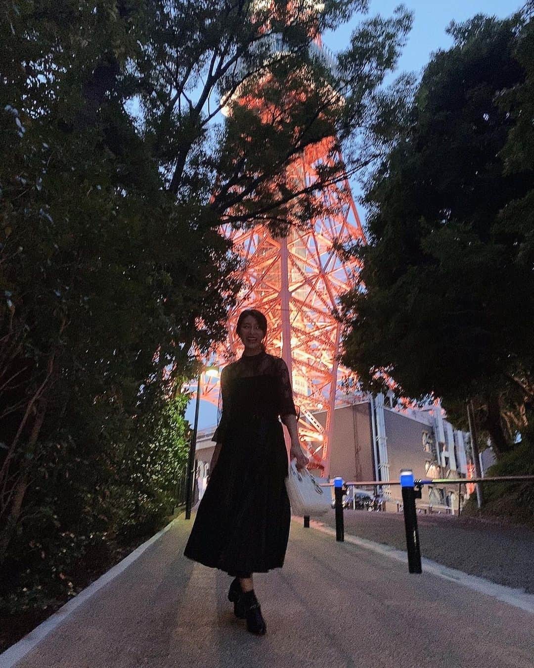 椎名美月さんのインスタグラム写真 - (椎名美月Instagram)「この間の撮影の時の🗼  パワースポットだと思う🤍  #はしゃぐ #やたらはしゃぐ大人 #9月で27歳 #東京タワー #パワースポット #秋冬 #秋冬コーデ #dior #chanel #frayid #zara」8月31日 22時06分 - mizkiss