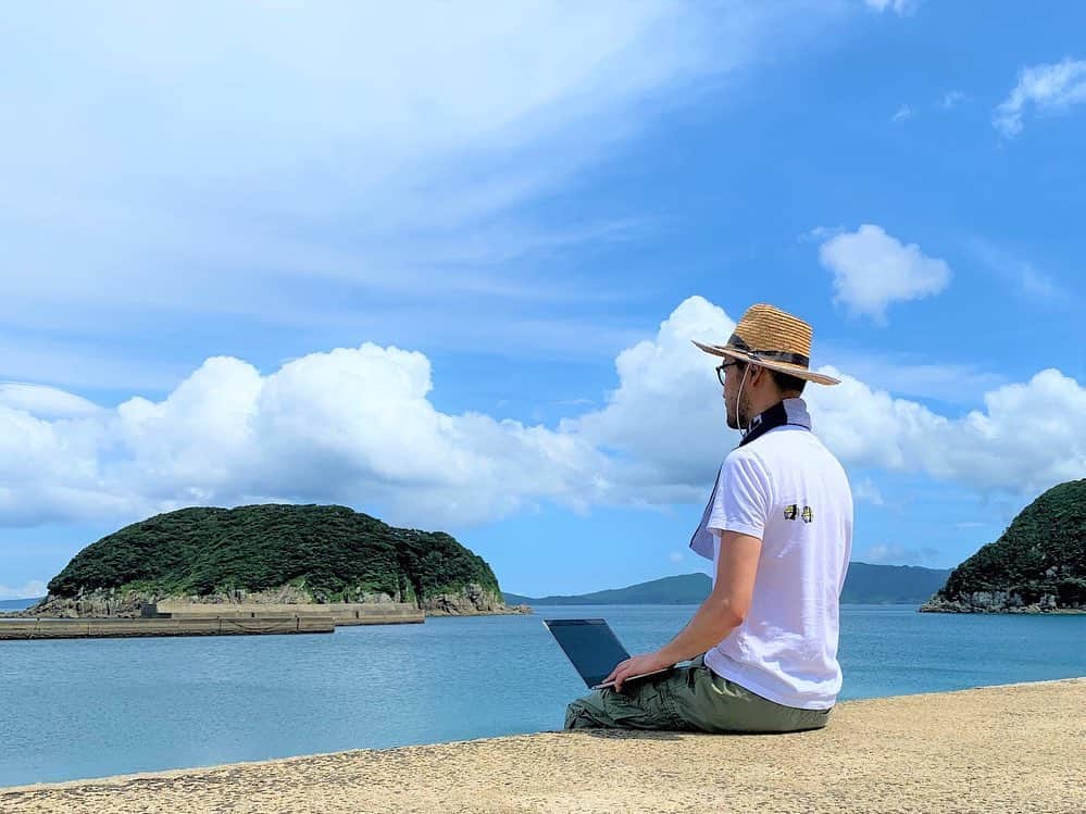 Re島CHANNELのインスタグラム：「2020年、突如世界を襲った新型コロナウイルス。「100年に一度の厄災」とも言われるこの新たな感染症は、島の人々の暮らしにも大きな影響を与えています。今回は、島を舞台として、コロナ禍により注目を集めた「リモートワーク」に地元ライターが挑んだ話をご紹介します。  ▼ コロナ禍に見舞われた2020年。「3密」を避け長崎・五島列島の新上五島町で「リモートワーク」に初挑戦！  https://www.retochan.com/blog/archives/283  ▼→プロフィール画面のリンクから『Re島チャンネル』へ。「Re島ブログ」に地元ライターのおすすめする「福岡→離島の楽しみ方」をご覧いただけます♪ @retochan ・ #Re島プロジェクト #新上五島　#五島列島　#中通島　#島旅 #離島 #ワーケーション　#リモートワーク　#福岡から直行便がある離島」