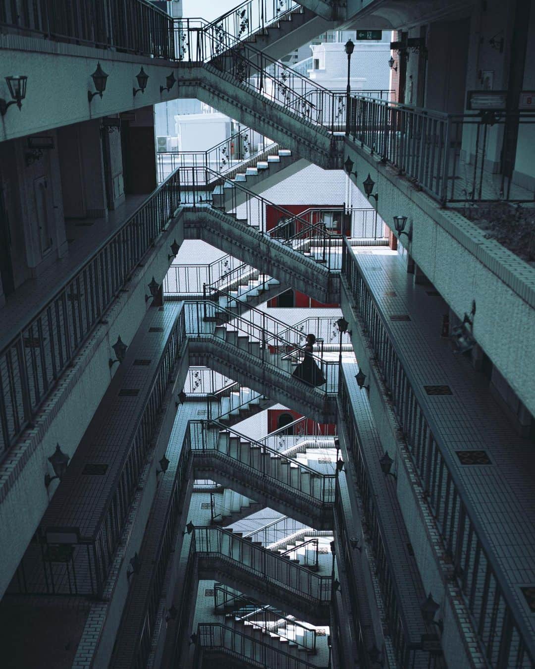 wacameraのインスタグラム：「Life is always go back and forth. But we are improving little by little. 福岡ではこんな素敵なビルに連れてってもらったの。仕事の撮影も捗り充実の二日間✨アテンドしてくれた　@yuri__sae ちゃん、ありがとう♡また来月お邪魔します🍜」