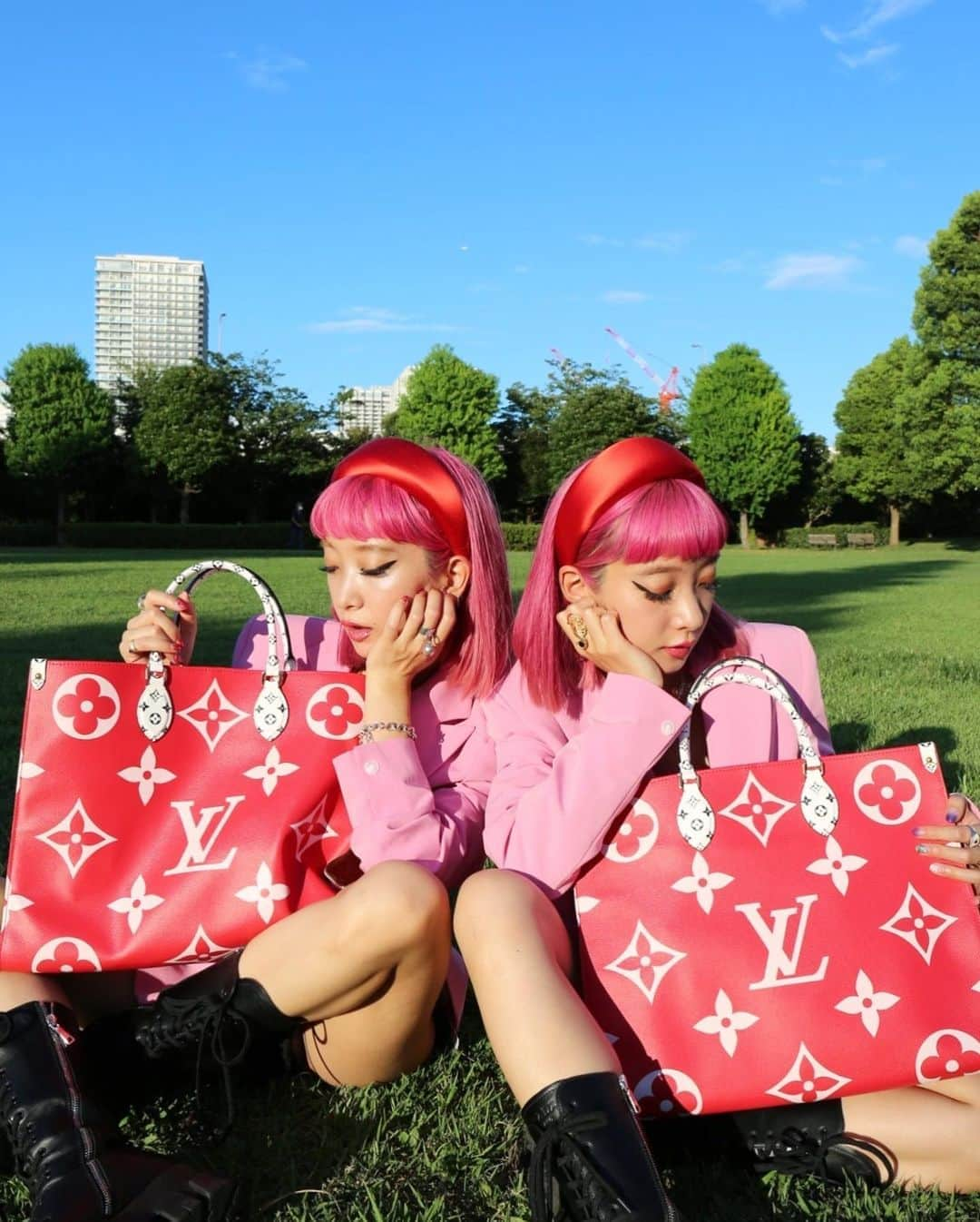 AYAさんのインスタグラム写真 - (AYAInstagram)「It raises me up,this bag,you know❤️🔥 オンザゴー✌︎ @louisvuitton 🌹 #onthego #louisvuitton  カラフルで最高に可愛い、気分もモチベーションも上がるこんなトキメキBAG中々無い⚡️」8月31日 22時14分 - ayaxxamiaya