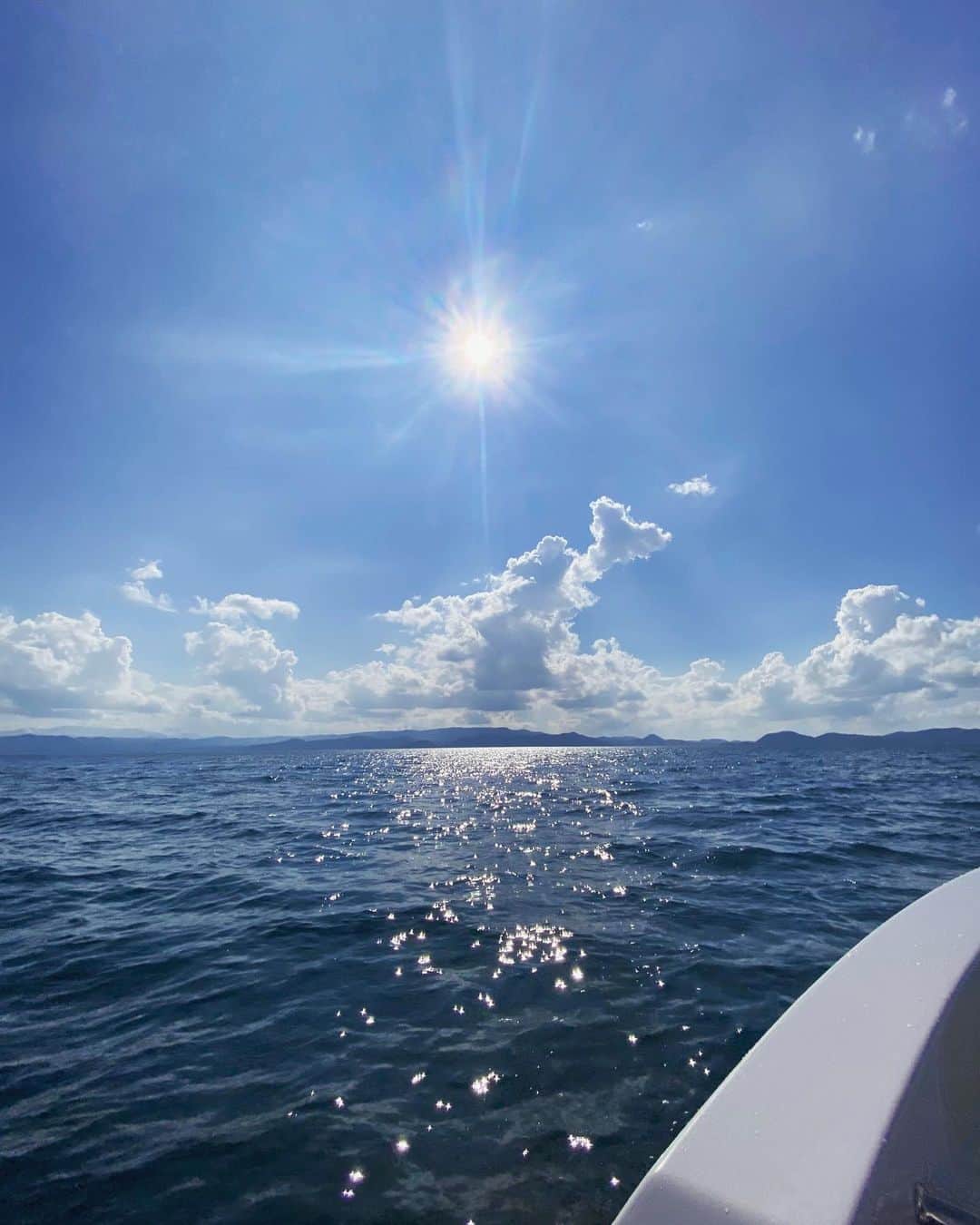 のインスタグラム：「日に日に焦げてきてます🌞 日焼け肌がいい感じになるころに、秋になっちゃうのよね🤔 . . #猪苗代湖#福島#ウェイクボード#ボート#磐梯山#夏#ジェット　#japan #lake #boat #boatlife #summer #chilling #wakeboarding #tan #sun #bluesky #holiday #vacay #vacation #chill #goodday #funday」