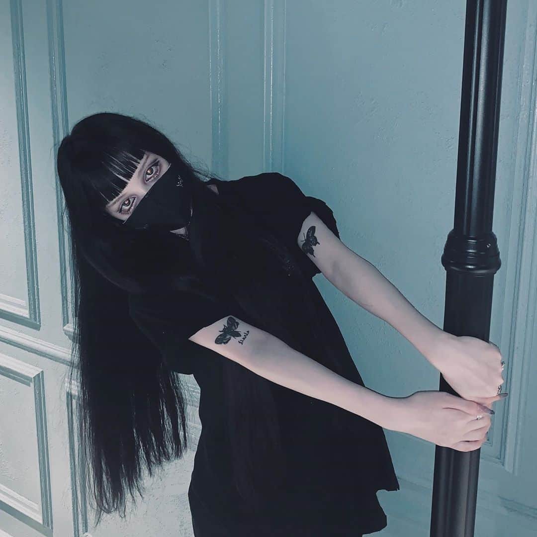 chiiiiiのインスタグラム：「MASK WEAR TOKYOさんから お声掛け頂きデザインさせていただきました🖤  半立体で小顔効果のある形で私の両腕のtatoo風のデザインに仕上げました❤︎  こんな時期なのでマスクもファッションの一部として使いたいですね🏹🦢  9/1 19:00~通販販売開始です( ◜◡◝ )」