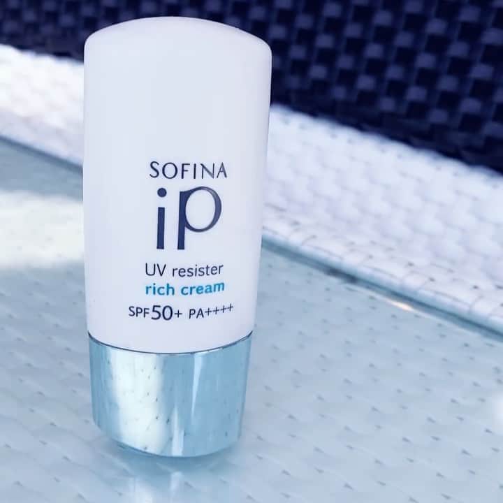 のインスタグラム：「毎日使ってるSofina ip @sofinaip_jp の #uvresisterrichcream  ⋆ ⋆ この春から知り、使用感に、効果に、もうずっとずっとわたしの中で大ヒット💘でした！！ ⋆ ⋆ "紫外線からのダメージを和らげてくれる＂って言うところが、新しくて斬新で、 @sofinaip_jp だからこそ、信頼出来た逸品でした🥰 ⋆ 説明会の時の投稿もストーリーに載せとくねぇ ⋆ ⋆ #beauty #beautycare #suncare#sunscreen #sunscreens #sunnyday #surfstyle #surfing #hilife#hawaii#facecare」