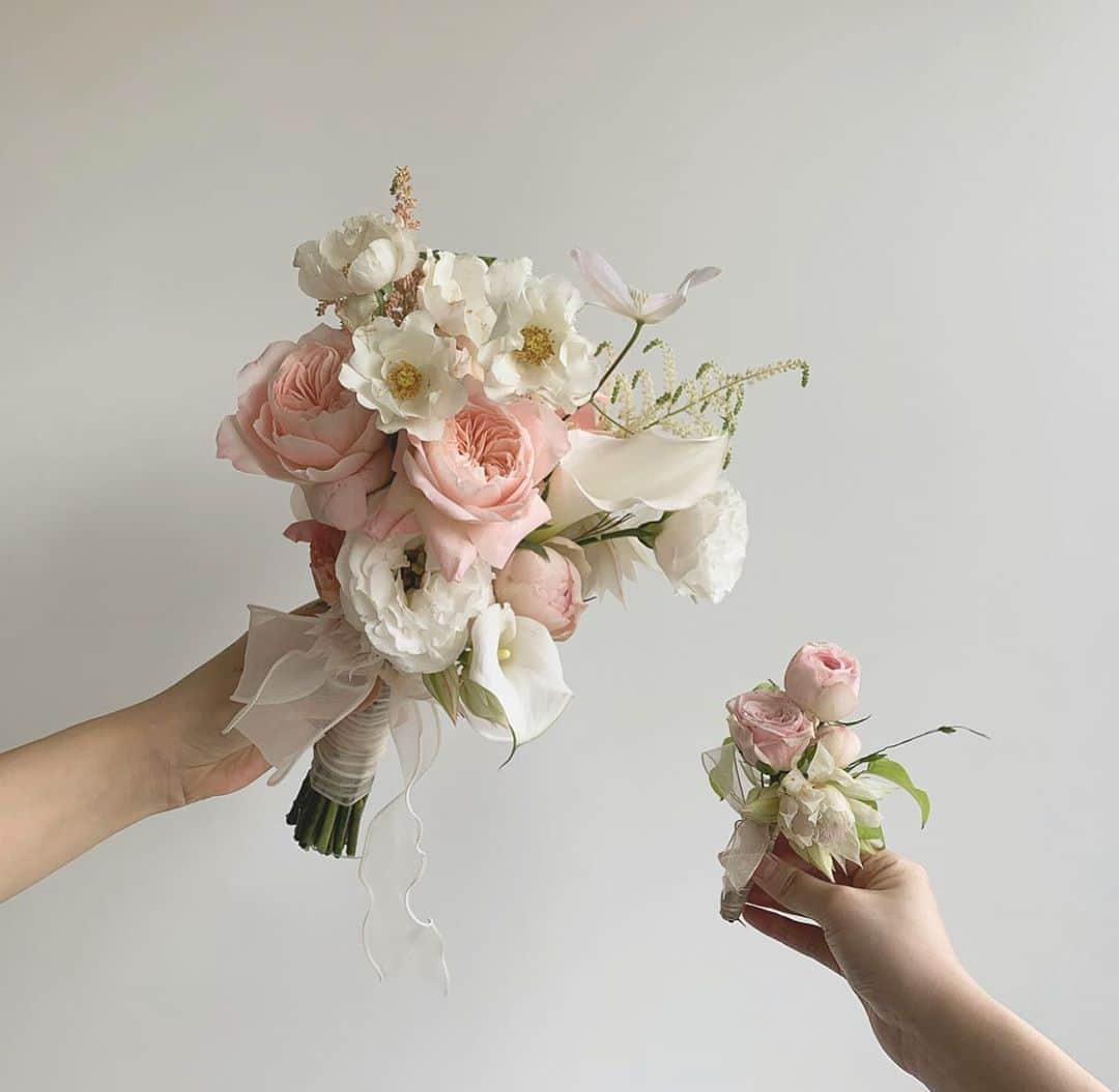 플로리스트 이주연 florist Lee Ju Yeonさんのインスタグラム写真 - (플로리스트 이주연 florist Lee Ju YeonInstagram)「. . wedding bouquet 🤍 . #웨딩부케 #부케 #bouquet . 订花 WeChat ID vaness_flower 페이팔 결제 가능  클래스상시모집 당일꽃주문가능 . #수업문의 #주문예약 #lesson #Order  Katalk ID vaness52 WeChat ID vaness_flower E-mail vanessflower@naver.com . 서초구 양재천로 123 5층 📞02-545-6813 . #vanessflower #florist #flowershop #handtied #flowerlesson #花束 #花束包装 #바네스플라워 #플로리스트 #꽃다발 #부케 #플로리스트학원 #플라워레슨 #양재동꽃집 #양재역꽃집 #꽃다발주문 #꽃수업 #꽃주문  #대관 #공간대여 #스튜디오대관 #자연광스튜디오 #자연광스튜디오대관 #스튜디오」8月31日 22時16分 - vanessflower