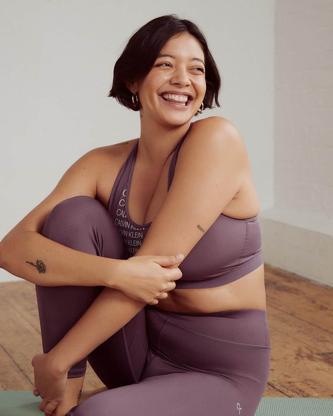 ナオミ・シマダのインスタグラム：「I really really love dancing. So much. I’m not the best at it or even care to be but it’s my antidote to everything. I know there is so much healing in movement, that something unexplainable happens with the magical alchemy of our bodies moving to music. Plus, doing a class is pretty much the closest thing to a party or a club these days! That it really is that simple, when we feel good, we look good. The pandemic meant I stopped going to classes and lost so much of my fitness regimen but I’m trying to get back to it, step by step, trying to be patient with myself. I’m hosting a dance class online with the best @eridalatina next saturday the 5th of september to close out @johnlewisandpartners #virtualwellnessfestival ! We’ll be doing fun steps and a simple routine, no dance experience required! Come be with us and come be in your body! link in my bio for tickets! if you want to come but may not be in a financial position to buy a ticket right now, let me know, first 5 people to email me at ask@naomishimada.com (no dm’s!) I’ll buy you a ticket! photos are from @johnlewisandpartners new athleisure campaign shot by @laurenmaccabee 💃🏻💕」