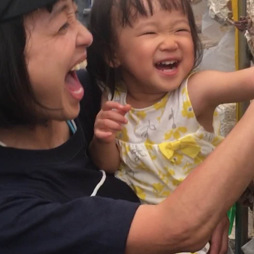 金田朋子のインスタグラム：「成長しとる！ 一年でずいぶん成長しました！ 私も負けずに成長するぞ！（笑） #千笑 #森渉 #金田朋子 #家族 #family #子供 #娘 #kids #がんばろう」