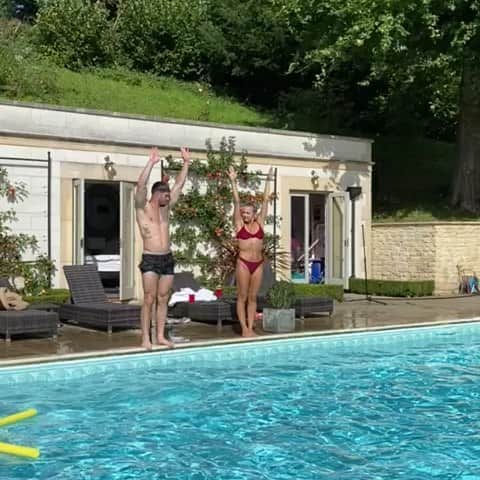 トニア・コーチのインスタグラム：「I found my new synchro partner @jordanadammaycock!!!   Hopefully we have enough time to practice for 2021 Olympic games!!  Happy bank holiday everyone #synchro #diving #pool #funinthesun #training #wegotthis」