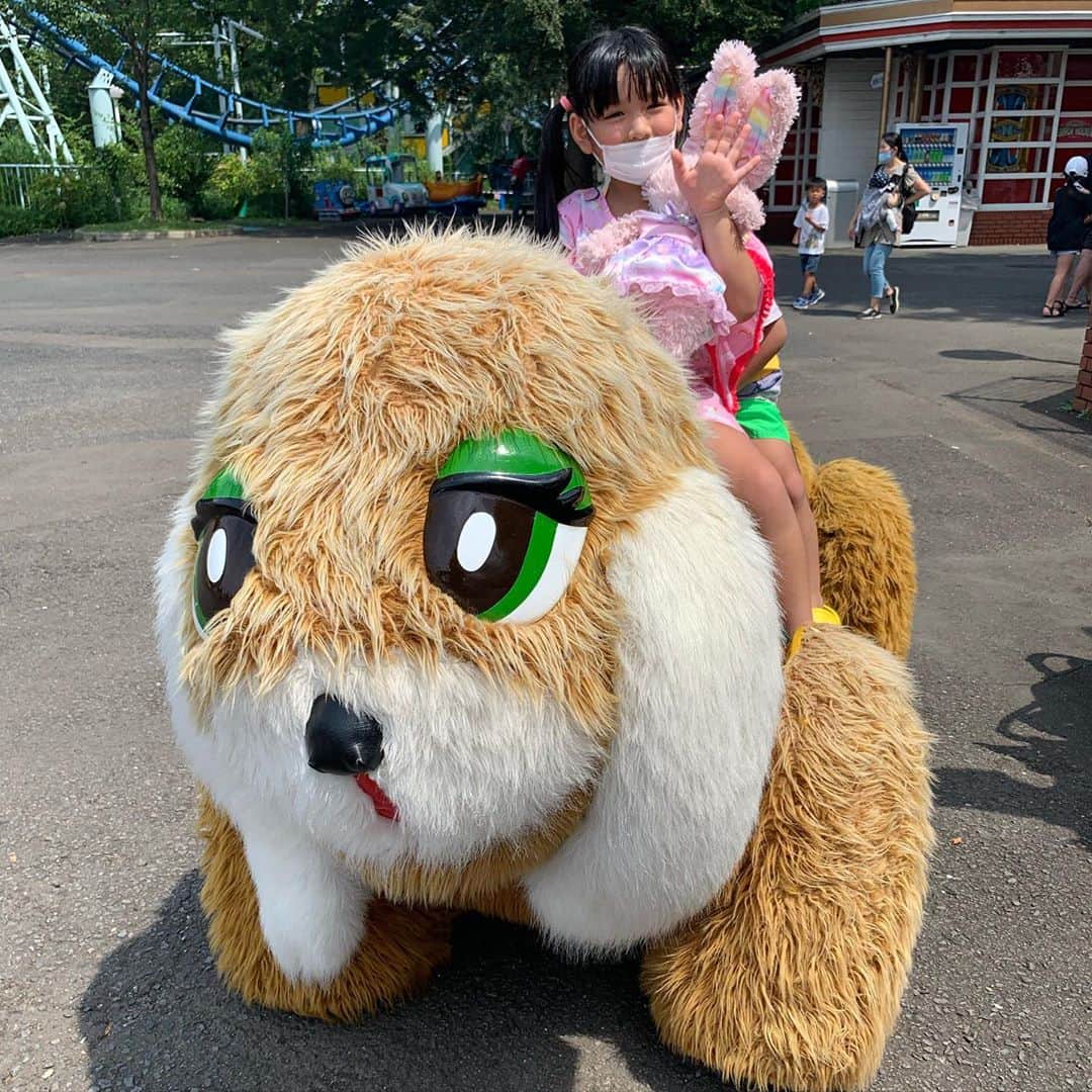 山口尚美のインスタグラム：「ついにとしまえん閉まってしまった😢 夏休み中に訪れたけど、キッズがぐずるのでママの趣味の塊だったカルーセルエルドラドに乗れなかったのが超心残り…🎠 これからもどうかまたどこかで乗れますように😭🙏🙇‍♀️ 他のアトラクションもレトロな良さがあって、車のメリーゴーランドも可愛かった😢🚗🚜🚙💕 アスレチックも見事だったし無くなるの悲しいけど、世代を超えて沢山の家族やカップルに楽しい思い出を与えてくれてありがとう😭❣️ #メロディペット　#としまえん」