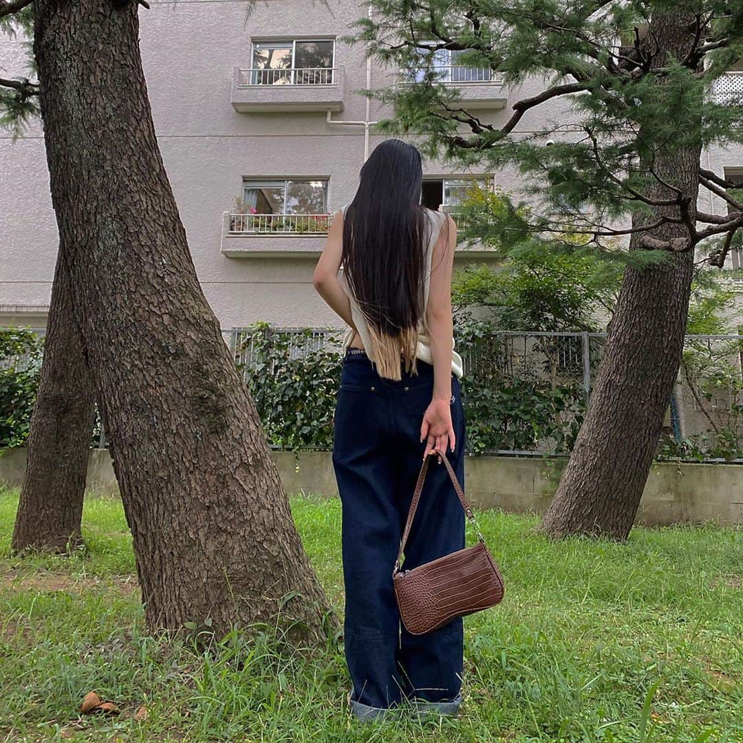 のインスタグラム：「お気に入りのバックは@shaggie_official 🤎🤎 . . . . . . . . . . . . . . . . . . . . . #黒髪スーパーロング #黒髪 #黒髪ロング #ロングヘア #スーパーロング #撮影 #作品撮り #70s #裾カラー #70sfashion #streetfashion #サロモ #サロンモデル #古着  #ootd #ootdfashion #ストリートファッション #streetstyle #harleydavidson #90sfashion #filmcamera #drmartens #バンド #ootd4nylonjp #自撮り #selfie #streetphotography #90s #セナ」