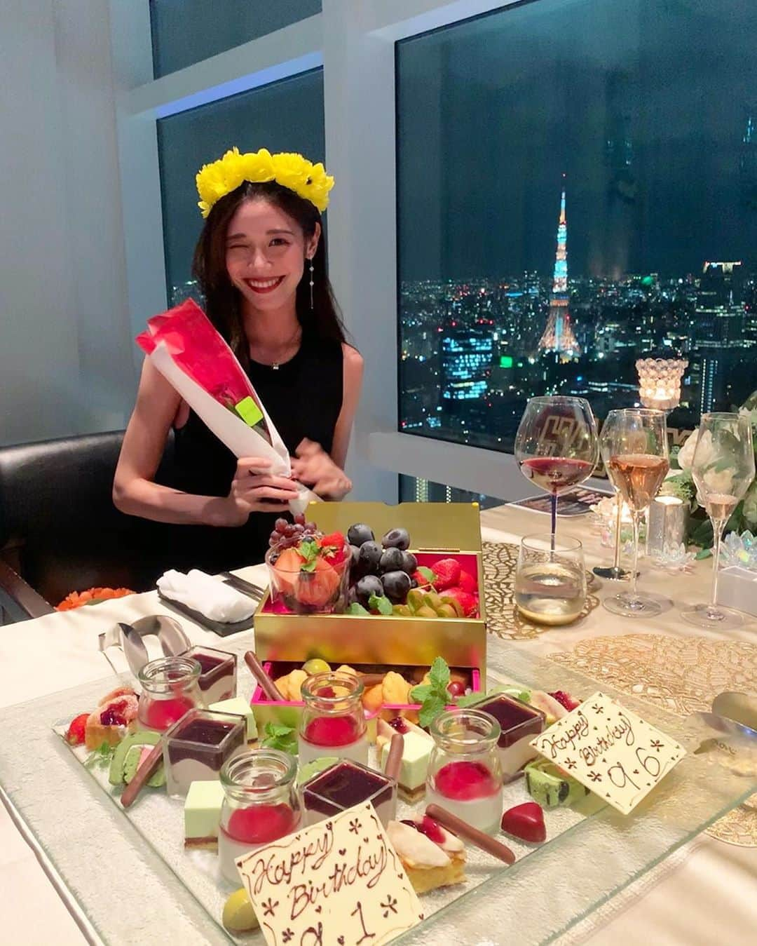 レイカのインスタグラム：「お友達と少し早いお誕生日会をしたよ！🎂🥳 お店の方のお気遣いで一番景色の綺麗な席にしてもらえたの🥺本当にほんとうに楽し嬉しかった！！！💖  ゆでだこになって全然盛れなかったけど 素敵な思い出なので投稿します😚今までで一番インスタ映えしてる写真かも！😏笑 . . . #birthdayparty#誕生日サプライズ#誕生日会#汐留グルメ#汐留ランチ#新橋グルメ#新橋ランチ#東京グルメ」