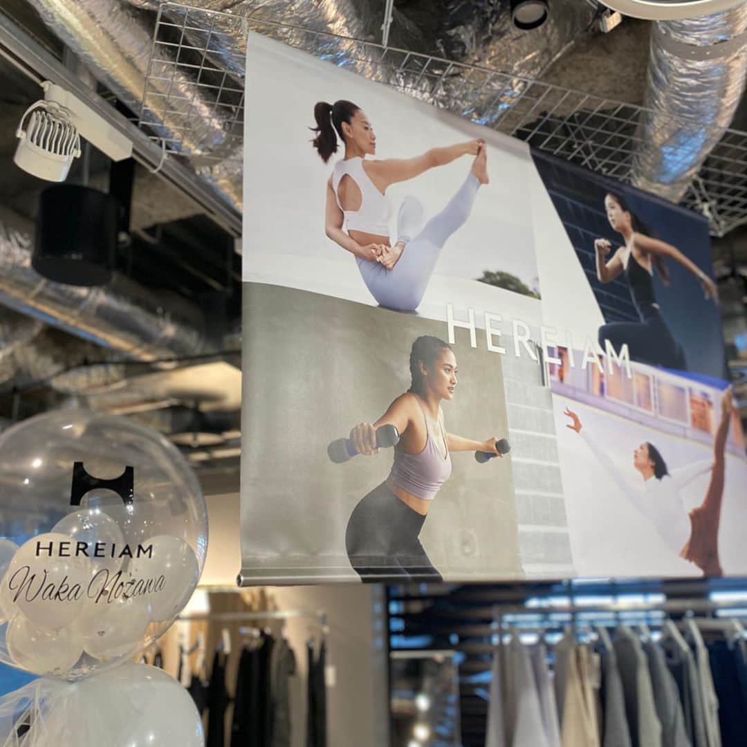 のインスタグラム：「@wakanozawa direction #newbrand   @hereiam.official   わかちゃんの抜群のセンスと思いがつまったコレクション。 素敵でした❤︎ ホント、どれもツボでした。  スポーツシーンやワンマイルはもちろん、 思わずイロチ買いしたくなる美人ニットだったり デイリーに着たいアイテム etc…  展示会ではいつものわかSmileが炸裂してましたヨ❤︎ わかちゃん、おめでとう^ ^  #hereiam #fashion #2020fw #debut #wakanozawa ❤︎ #最後の動画はお互いおめでとうな瞬間」