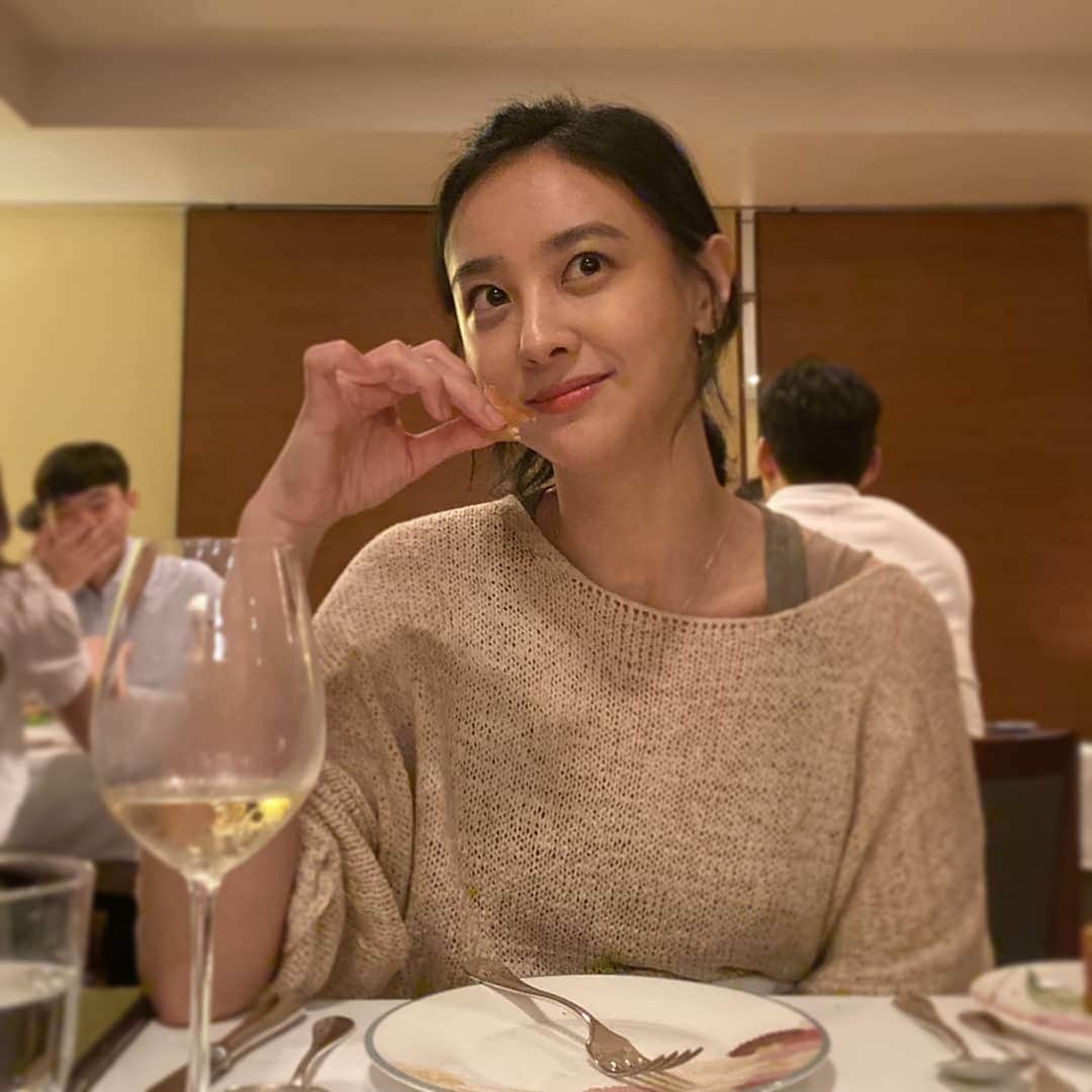 のインスタグラム：「맛있는거 먹고 싶어요...😷 #throwback #현실은 #집😤😷」