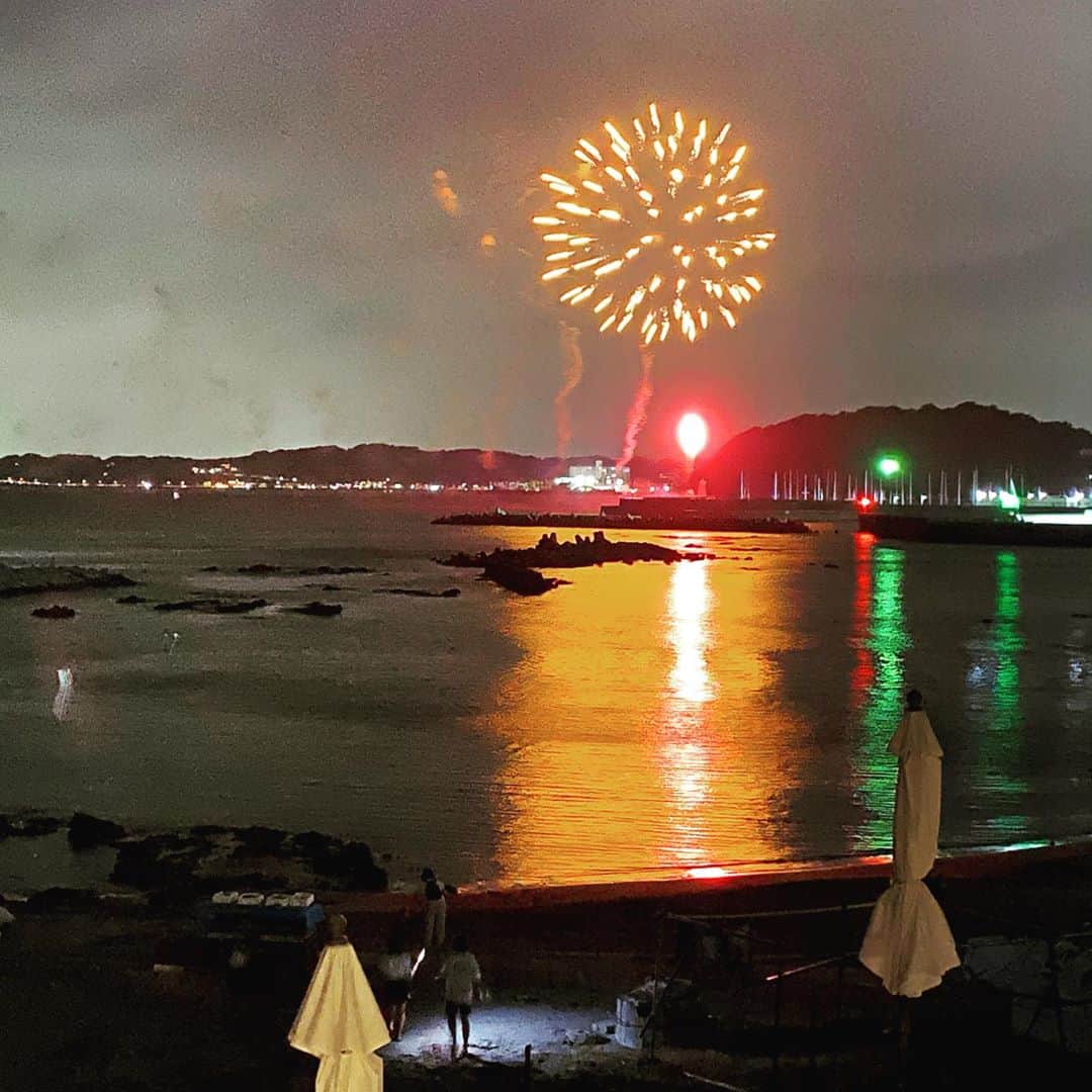 マル子のインスタグラム：「8月最終日  今年初めて夏らしいことが出来ました。  ありがとう🙏  #花火 #underthepalmo」