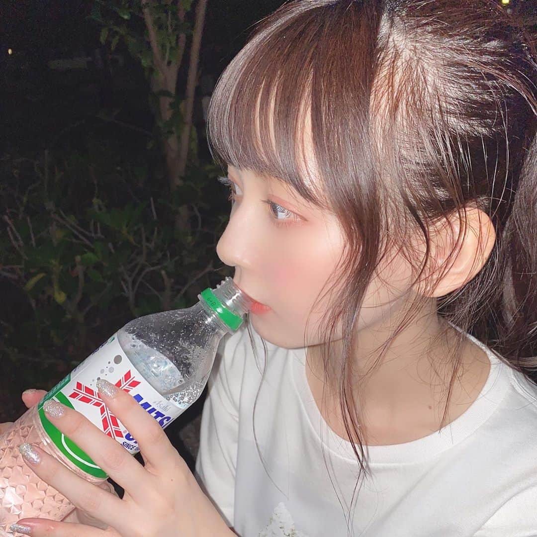 金久保マユ（ぼんぼん）のインスタグラム：「8月31日🎆 夏ももう終わりですね〜 . ひっそりと今月もYouTubeの毎日投稿を達成する事が出来ました🥰5月からはじめたので4ヶ月間続けられました！♡ . . 前に出した「これから」っていう動画でも話した通り、私のYouTubeを毎日楽しみにしてますって言ってくれる皆さんが居てくれるおかげで続ける事ができます！♡ . . 皆はよく、ぼんちゃんありがとうって言ってくれるけどこちらこほ本当にありがとう！！！！という！気持ちでいっぱい！！！ . . . 9月もよろしくお願いします😋💗笑 . . . . . 夏、ありがとうー！！！ . . . . .  #シャボン玉#tiktok#えもい#キンモクセイ#たのしかった#クリエイター#Tシャツ#ぷりんと倶楽部#そとあそび#前髪#メイク#美意識向上#アイシャドウ#エチュードハウス#ポニーテール#ポニテ#しろ#ユニクロ#プチプラ#プチプラコーデ#公園#夏#なつ#サイダー#エモい#summer#photo#animegirl#follome#love」