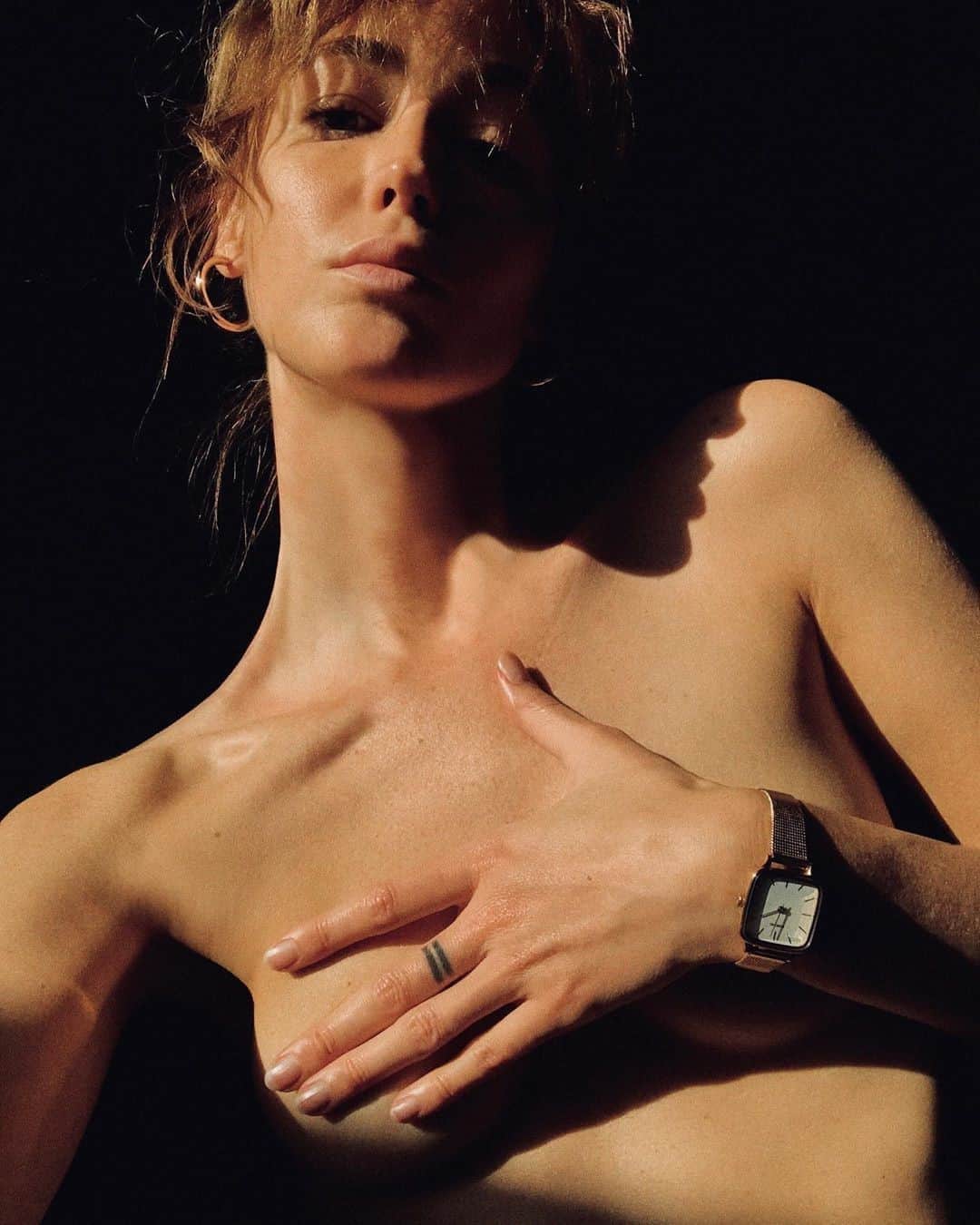 のインスタグラム：「Playing with shadows @lucy.m.w⠀🖤⁠ Watch: Kate Royale Gold⁠ ⁠⠀⁠ ⁠⠀⁠ #woman #kate #fashion #watch #love #photography #watchfashion #watchgold #goldwatch #komono」