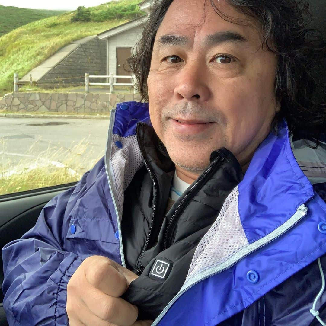 日浦孝則さんのインスタグラム写真 - (日浦孝則Instagram)「2020.8.31 北海道の旅① 昨日、帯広から夕方に知床半島のウトロという道の駅に到着して、二代目1993号での初車中泊。 本日はいよいよ探検です。 まずは知床横断道路という道を登り知床峠にやってきましたが、寒い〜！気温8°C！まさか使うこともないだろうと思いながら持ってきた電熱ベストフルパワーです。 峠を下ると羅臼という町に出ました。道はどこまで続いてるんだろう？知床岬の先まで行けるのかな？ と思い行き止まりまで行ってみました！ 相泊という所までは行けましたが、その先は道がありません。岬に行くには船で行くんだそうです。 気も済んだので引き返し、羅臼、そして知床峠。 ここでコミュニティFMの出演の為、少々待機。 9/5にライブをさせて頂く岩本珈琲さんのご紹介で何故か大阪方面のFM局からTaraさんの電話がかかり、ほんの少し話しただけで何故か電波が無くなってプツっと交信不能に！慌てて峠を降りるも電波が復活せず、10分ほど走って低地に降りた所でやっと電波復活！丁度Taraさんから再度着信があり、何とか電話出演が出来ました！ Taraさん、お騒がせしました〜！ という事で、この後は当初の目的だった知床五湖に行きました。名前の通り五つの湖が隣接しています、その間を縫うように自然道があり、そこを約1時間かけて見て回るんですが、歩き出す前に10分ほどレクチャービデオを見せられます。 これがー！だんだん怖くなってきます。 ヒグマにあったらこうしてください！それより遭わないようにしましょう。 手を叩いたりして存在をアピールしましょう！もし出会ってしまったらうつ伏せの防御姿勢をとりましょう！丁度今朝も出ました！ などなど！行くのやめようかなあ〜、って思いましたが、歩き出しました。湖よりクマが出ないか？気になってそれどころじゃないんです。あのビデオって恐怖を煽ってこのウォーキングにスリルを加えるためのアトラクション的なものだったんじゃ！？ もう歩きの後半は順路の高低差、ワイルドさに疲れてしまってヒグマのことも忘れそうになりながら、ふと、そんなことを考えていました。 コースの最後は、7000Vの電気柵に守られた高架木道は大きな空の下で眺めも良く気持ち良く歩き終わることが出来ました。 なかなかスリルと開放感のあるウォーキングでした！ 五胡から降りてくると昨夜の道の駅の近所に、ウトロ温泉♨️が有ると聞いていたので、スリルのウォーキングでかいた汗を流しに日のあるうちに温泉行きました。露天風呂あり、独り占めの休憩室ありで大変満足な夕日台の湯でした！ いよいよ知床を後にして網走まで走り、冬には流氷と日の出が綺麗なスポットとして有名らしい道の駅「流氷街道網走」に辿り着きました。周りには何にも無くて、でもお腹が空いたので街の中の安寿司さんというお店で本当に安くミニ寿司、ミニ天ぷら、ミニそば、イカソーメンという、何ともバラエティに富んだ定食を頂き、再び道の駅に帰って来てこれを書いています！ いやー、今日も色々楽しい冒険でした！ 明日は起きれたら日の出を見て、その後はいよいよ稚内に向けて北上します！！ でも待てよ、北海道には何をしに来たんだっけ　(^^;; 長文ご容赦を。」8月31日 22時36分 - paperisland