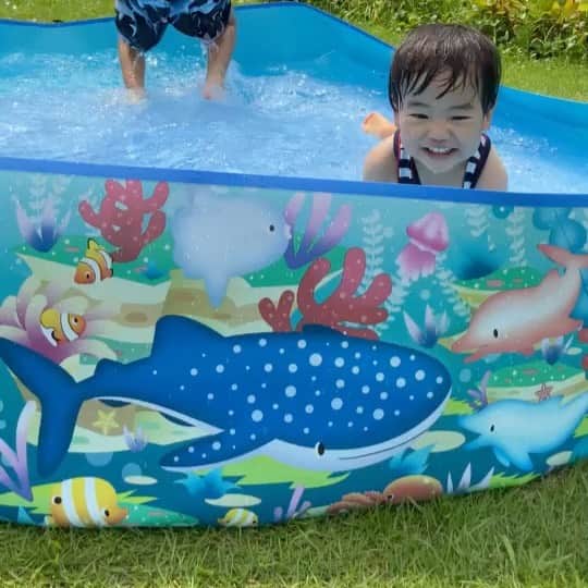のインスタグラム：「夏の思い出。初めて仲良し兄弟だけでおばあちゃんのお家にお泊まり。 余りに暴れん坊の2人に、急遽夫の妹さん夫婦が助けに来てくれました。 お2人子供と遊ぶのが上手でとっても楽しませてくれました🙏 プールで水遊びの様子なんか仔犬にしか見えません😂 数日お世話になったのですが、2人とも両親を恋しがって泣く事も一切なく笑　フリーダムを満喫しまくっていたようです🤟🏻😎😎 2人でいらっしゃい！とどーんと引き受けてくれたお義母さんが1番凄くて、尊敬と感謝しかありません。 jくんはこの期間で飛躍的に会話力が伸び、言葉にしなければ伝わらない！という環境は大人の言語学習と同じだなあと改めて関心しました。 帰ってきた2人は心なしか自身に満ちて大きく見え、母はそんな姿に胸キュンしました☺️💕笑  #夏の思い出　#子供だけでお泊まり #SAYUKIsdj 　#2boysmom #おとこのこママ  #兄弟　#5才　#2才」