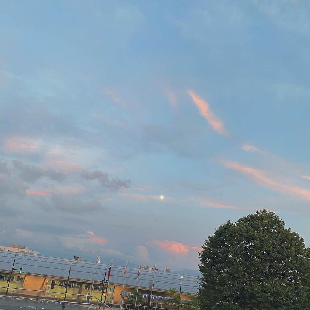 曽我部優芽さんのインスタグラム写真 - (曽我部優芽Instagram)「昨日の夕方🌇﻿ ﻿ たまたますれ違った方が﻿ 「今、空が綺麗よ〜！」っと教えてくださいました☺️✨﻿ ﻿ #新潟」8月31日 22時42分 - _yume_s