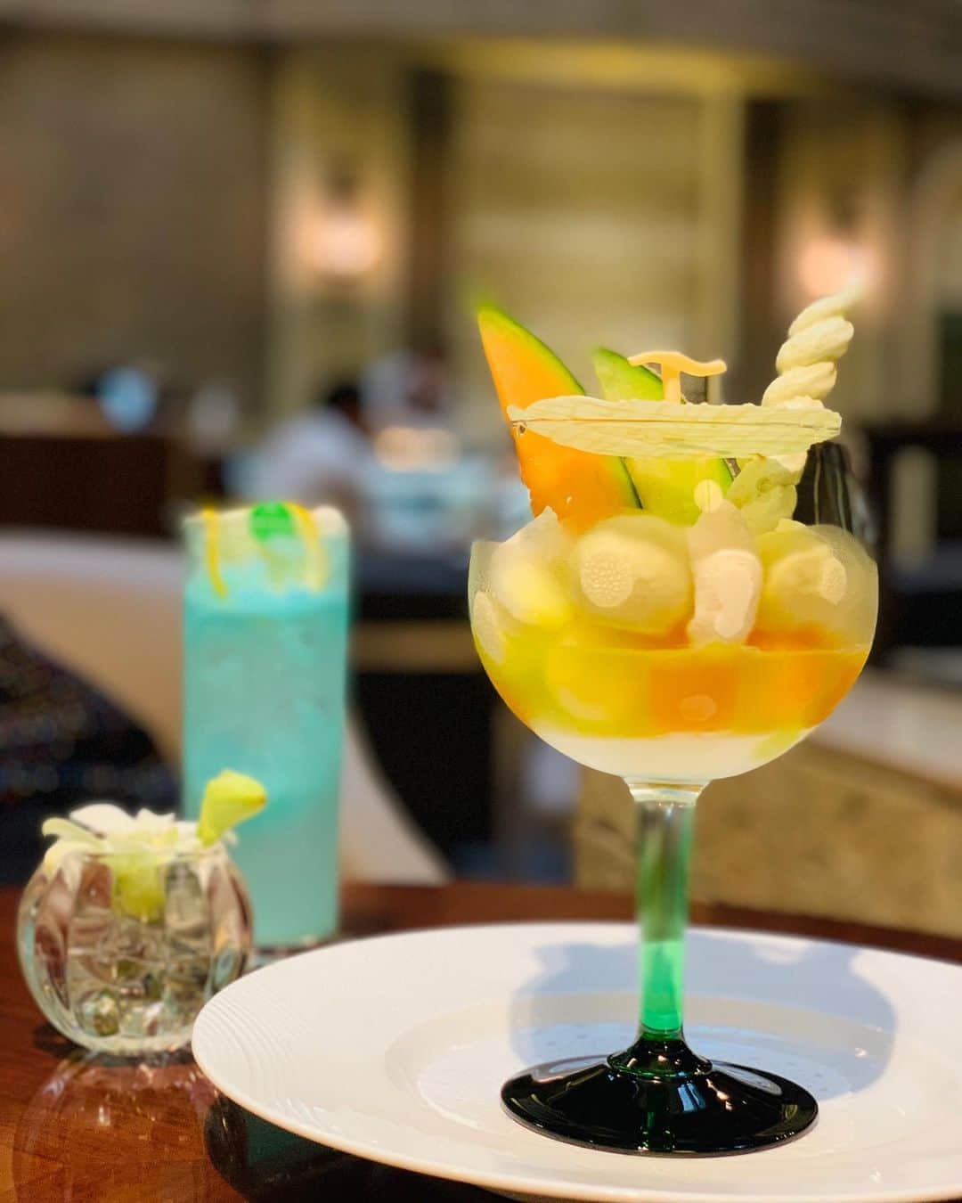 のインスタグラム：「8月31日までの限定マスクメロンパフェ🍈✨  パフェの中には2種のメロンがゴロゴロ♡ もちもちのメロンゼリーに、甘くてふわふわなブランマンジェ✨  目の前でシェーカーをふってメロンのソースを投入🍈✨✨  全てがメロンづくしなパフェ🥰 美味しすぎて幸せ〜💕  今日までだったから、もう食べられないのが悲しすぎる🥺  #名古屋カフェ #グリンデルワルド #メロンパフェ #あまなび #名古屋インスタ交流会 #インスタグルメアワード2020 #インスタグルメショー」