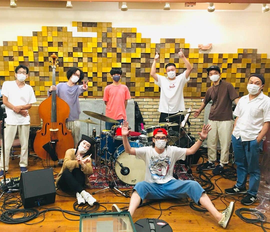松井泉のインスタグラム：「ありがとうございます！ ありがとうございます！ ありがとうございます！ 9/5エゴラッピン夏の風物詩、 【Dance Dance Dance@日比谷野音】 に参加させていただきます〜！  以下長いです。 エゴラッピンとの出会いは約20年前、 大阪のワンスクスタジオと言うところで働き、音響エンジニアを目指していた時、犬島さんという音響の師匠に付いて、当時のエゴラッピンのアシスタントPAとしてツアー等に参加しておりました。 当時からめちゃくちゃカッコいいエゴに関われて自分も誇らしかったのを覚えています。 その後、僕はbonobosというバンドで、 2003年くらいかな？ 尾道洋蘭センターでエゴラッピンの前座をやらせてもらった時に、 余りにもの実力の差に愕然とし、 めちゃくちゃ落ち込んだと同時に、 やはり憧れ続け、目標にしていました。 そんな個人的に思い入れの深いバンドに今回呼んでいただけて、どうにかなっちゃいそうですし、 どうにかなっちゃうと思います。 皆さまのご都合がよろしければ是非配信でも観て下さい！ 一人の男が夢を叶える瞬間も併せて楽しんでもらえたらと思います！ よろしくお願いします！  p.s. エゴのリハは毎回楽しいです！ 本日もリハでしたが、 噛み締めながら今日も一杯やっておりますw  最高！！！！！」