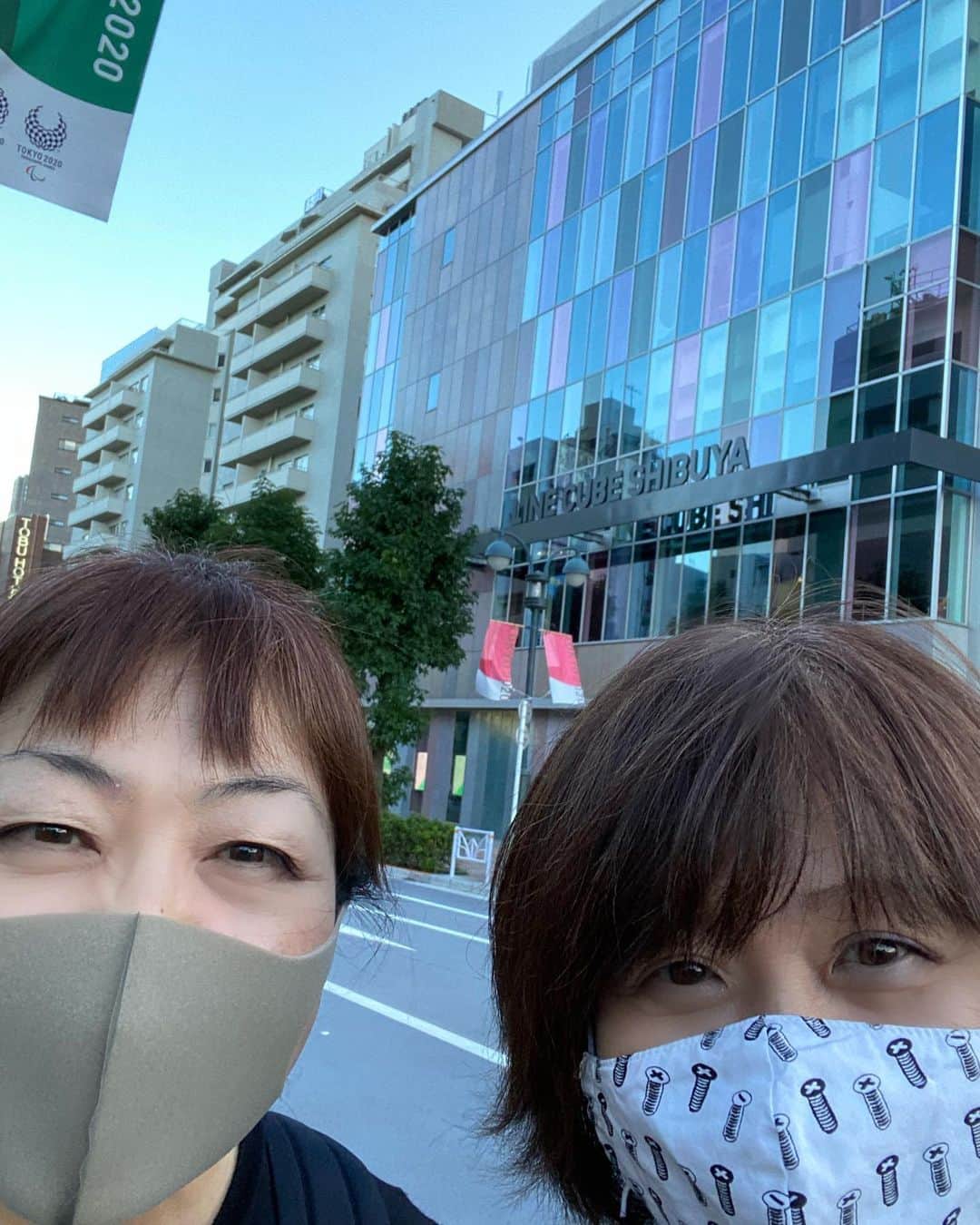 田村直美のインスタグラム：「グレースとRUMBLE観てきたぁ❣️嬉 映画終わって興奮の二人 リズムのことやPura Féの声のことや "Mother"やりたいねーとか 渋谷上空　羽田に戻る✈️見ながら話してたら  西の空に変な雲が...  かなとこって言うんだね グレースと"かなとこ雲"」