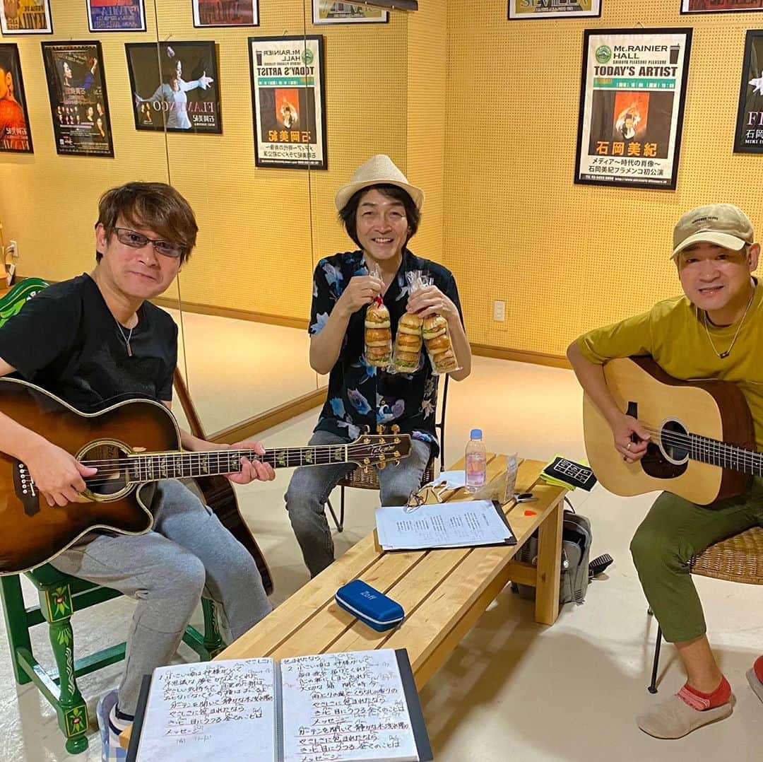 のインスタグラム：「『堀江淳&VOICEのお楽しみ会！』 のリハーサルお楽しみ会💦 プレゼントコーナー🎁とボケ突っ込みの打ち合わせは入念に❗️コラボ曲練習はそこそこに⁉️ 足を使って確かめるしかない。 それが真実！9月4日六本木クラップスにて待つ。 ＃24時間の神話 ＃メモリーグラス ＃Voice  ＃双子デュオ ＃水割りをください  ＃堀江淳 ＃昭和歌謡 ＃昭和ヒット曲」