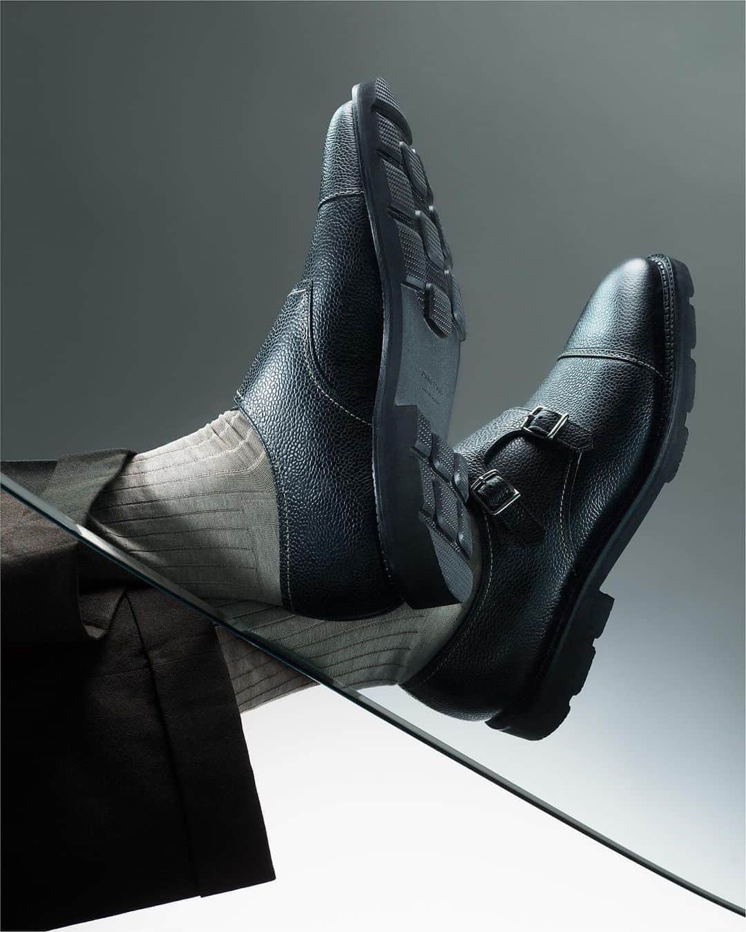 ジョンロブのインスタグラム：「In celebration of 75 years since the creation of the double-buckle shoe, an exact replica from 1992 is re-issued, along with its unique leathers and previously discontinued details, William ’92 commemorates the anniversary whilst continuing the history of this icon. . #johnlobb @image_group_ @louise__ford」