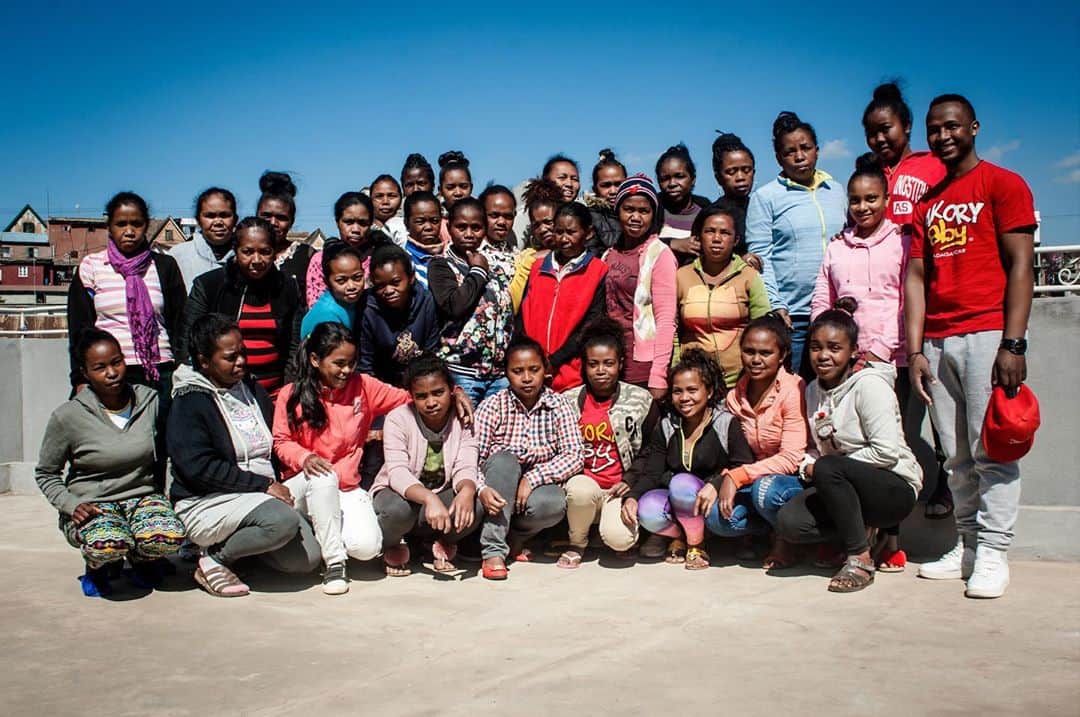ジャマンピュエッシュのインスタグラム：「Every season hundreds of skillful artisans work to create fascinating raffia bags for you. On this photos - Felicien, Crocheting Manager with his team and his family.」