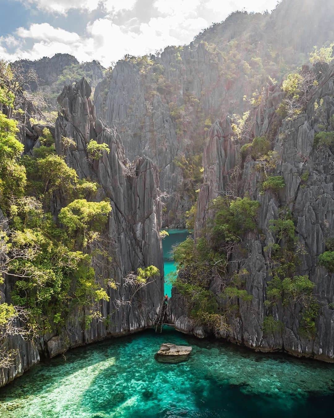 BEAUTIFUL DESTINATIONSさんのインスタグラム写真 - (BEAUTIFUL DESTINATIONSInstagram)「"One of the most beautiful places I’ve ever seen. Twin Lagoon is a pair of dazzling blue lagoons set among a backdrop of vertical and jagged karst walls on Coron Island. Everyone should visit this place at least once in their life!" - Words and photo by @stefanogera  📍Coron, Philippines 🇵🇭」8月31日 23時05分 - beautifuldestinations