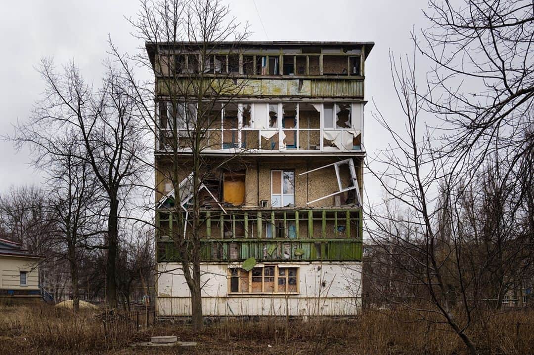 のインスタグラム：「Jacques Pion - On the way to oblivion  Despite the Minsk II peace agreement, warfare continues to threaten the residents of the Donetsk region in the Ukraine. Families in the area still refuse to leave, instead remaining hopeful that a solution will be found and the conflict will end. Photographer, Jacques Pion, captures all in 'On the way to Oblivion.' Tap the link in our bio to learn more.   #LeicaCamera #Leica #🔴📷」