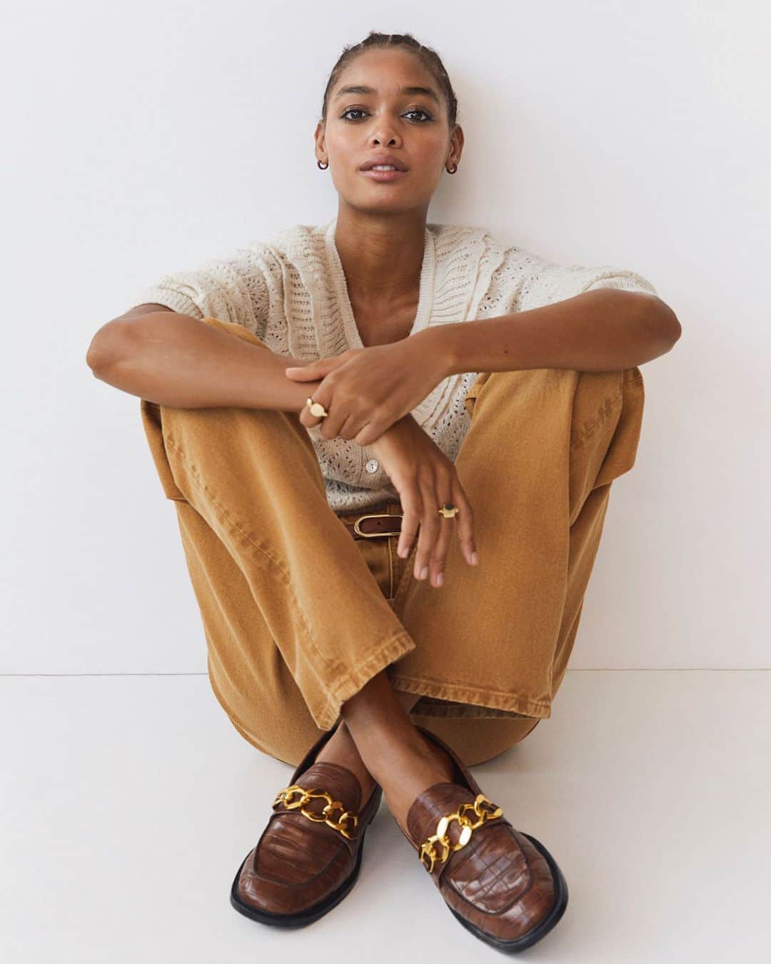 のインスタグラム：「AUTUMNAL ACCENTS • Falling in love with the brown colours, the warm textures and the 70s silhouettes of the first autumnal pieces of our collection is so easy, even if you are a summer lover. Check it out for yourself at mango.com #MangoCollection」