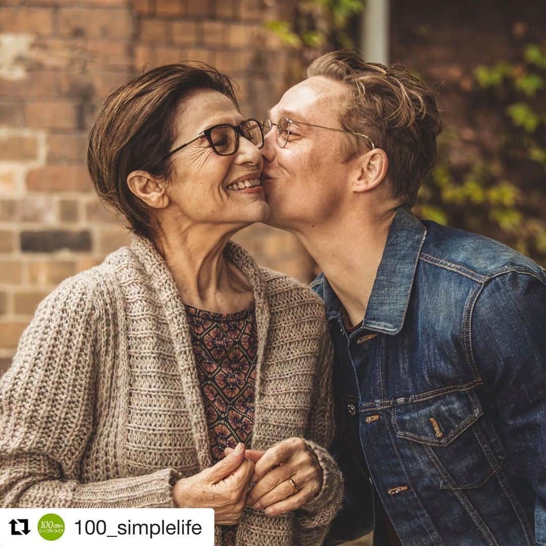 のインスタグラム：「たったひとつ、人生に必要なものを選ぶとしたら？ アナタはなんですか？  私はこう答えました。  詳しくは『100日間のシンプルライフ』公式インスタを。  それにしても素晴らしい映画でしたよ。  12/4公開  #100日間のシンプルライフ #100人が選ぶ人生を豊かにする100のモノ #映画 #おすすめ映画 #さとりオススメ映画  #映画好きな人と繋がりたい  #ミニシアター #洋画 #ヨーロッパ  #シンプルに暮らす #大切なもの  #映画レビュー #家族 #子供」