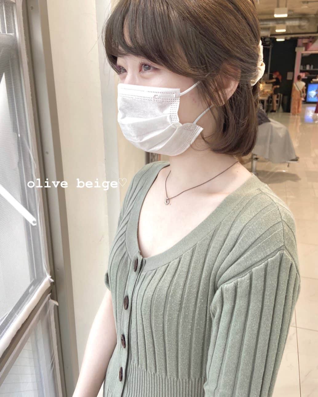 佃加菜のインスタグラム：「olive beige🍈 色素の薄い柔らかい女の子に♡ 赤みを減らした色味が可愛い♡🍈👒 顔まわりの後れ毛も大事♡」