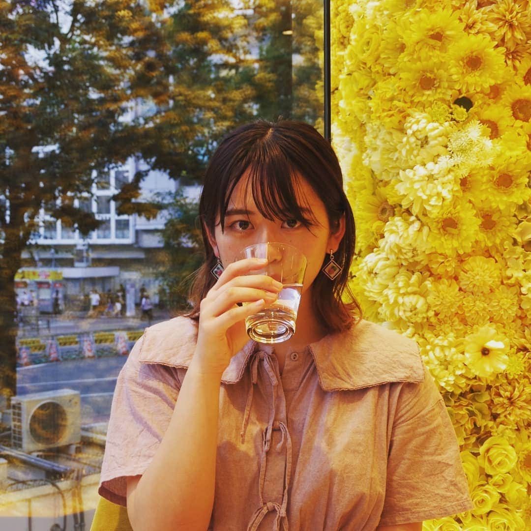 渡辺彩乃さんのインスタグラム写真 - (渡辺彩乃Instagram)「渋谷のロクシタンカフェに行って来ました✨  友人は白桃パフェを、私はロイヤルアールグレイティーパフェを食べました💕 上に乗った濃い味のアールグレイティーアイスと、プリンみたいなムースみたいなミルクティー味のもちもちがくせになっちゃう美味しさでした🥰 おすすめです！  黄色い花からは元気がもらえるような気がします✨ 私も太陽のような明るく輝いて皆を様々なプリズムの色で照らす存在でありたい😸  #カフェ #カフェ巡り #カフェ好きな人と繋がりたい #ロクシタンカフェ #渋谷 #グルメ #食べ歩き #撮影モデル #被写体 #フラワー」8月31日 23時07分 - nyaao_craveit