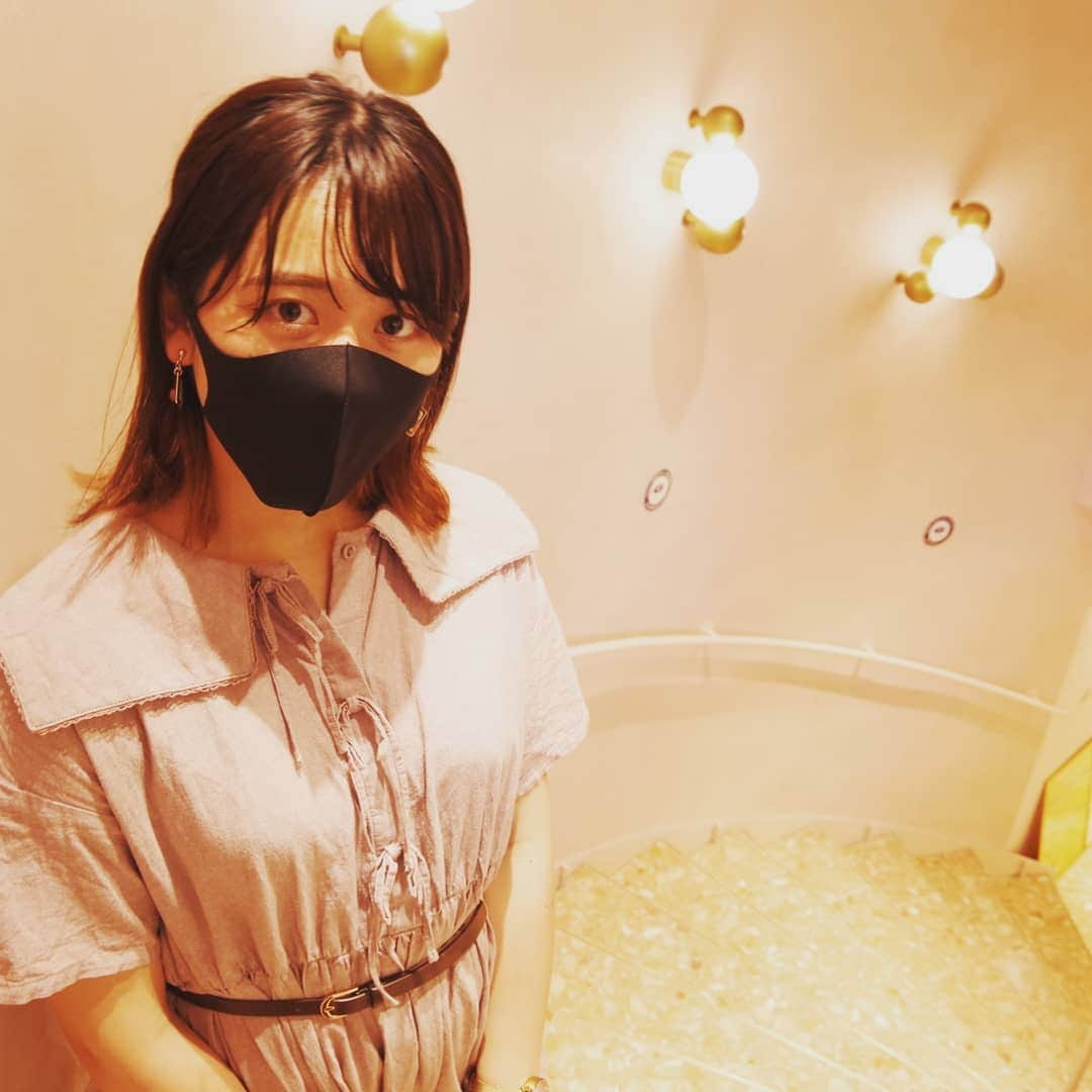 渡辺彩乃さんのインスタグラム写真 - (渡辺彩乃Instagram)「渋谷のロクシタンカフェに行って来ました✨  友人は白桃パフェを、私はロイヤルアールグレイティーパフェを食べました💕 上に乗った濃い味のアールグレイティーアイスと、プリンみたいなムースみたいなミルクティー味のもちもちがくせになっちゃう美味しさでした🥰 おすすめです！  黄色い花からは元気がもらえるような気がします✨ 私も太陽のような明るく輝いて皆を様々なプリズムの色で照らす存在でありたい😸  #カフェ #カフェ巡り #カフェ好きな人と繋がりたい #ロクシタンカフェ #渋谷 #グルメ #食べ歩き #撮影モデル #被写体 #フラワー」8月31日 23時07分 - nyaao_craveit